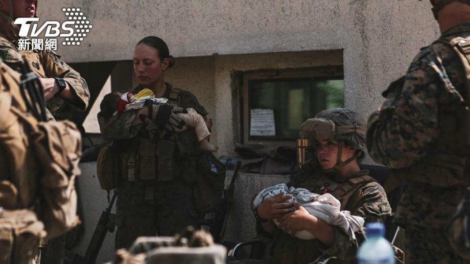 美軍接手嗷嗷待哺的嬰兒。（圖／達志影像路透社）