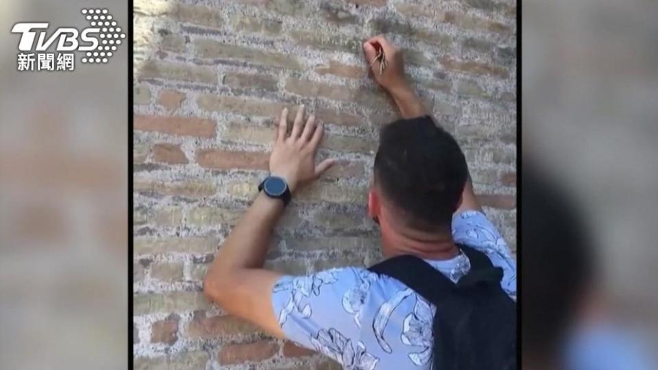 迪米特羅夫拿鑰匙在羅馬競技場的牆上刻字。（圖／達志影像美聯社）