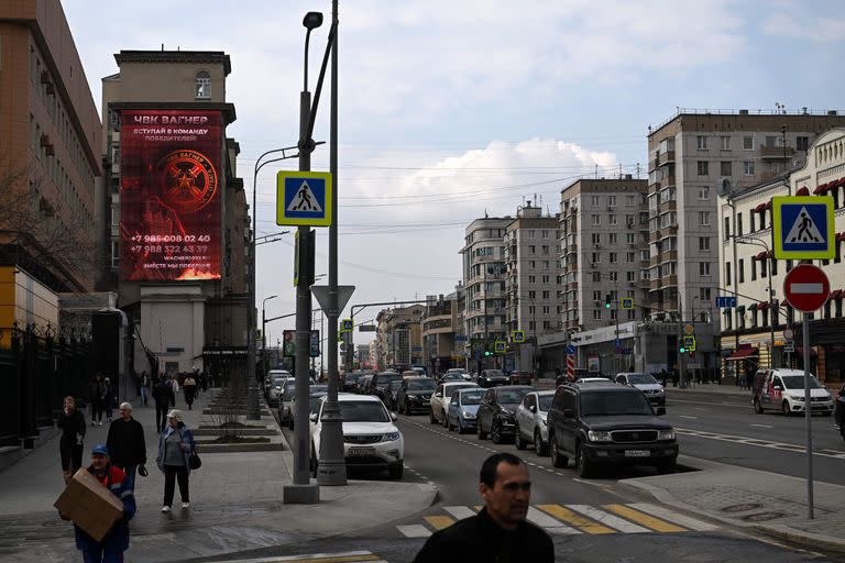 Una pantalla publicitaria en la que se lee "Únete al equipo ganador" promocionando el grupo de mercenarios privados (PMC) Wagner aparece en un edificio de apartamentos en el centro de Moscú el 10 de abril de 2023. 