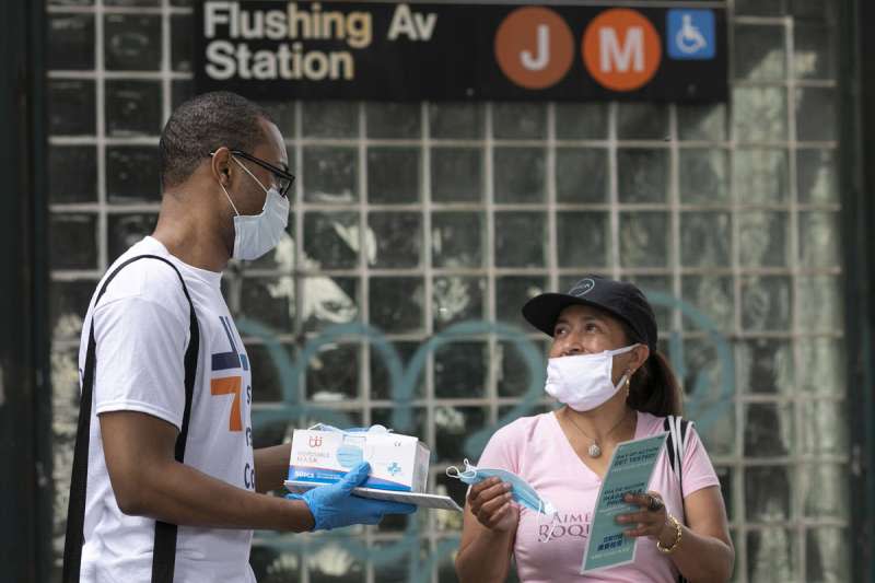 美國疫情遲遲不退，經濟徘徊不前，距離經濟復甦還有一段漫漫長路。（美聯社）