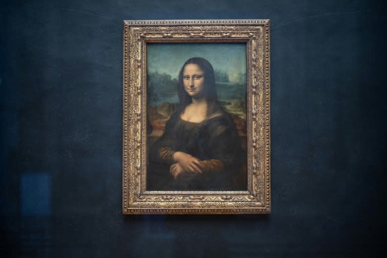 Le portrait de Lisa Gherardini, épouse de Francesco del Giocondo, connue sous le nom de Mona Lisa ou La Joconde, peint par Léonard de Vinci, exposé dans la "Salle des Etats" du Musée du Louvre à Paris, le 8 janvier 2021 (Martin BUREAU)