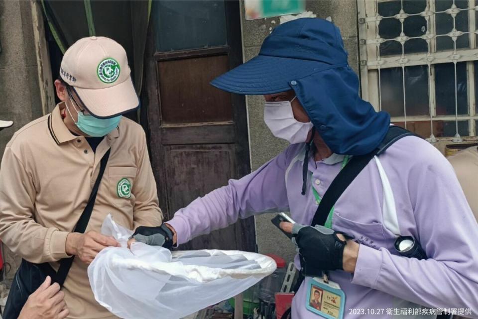 台北市議員發現，到疾管署的官方網站查詢登革熱疫情時卻不見台南。衛福部疾病管制署緊急澄清，因手機螢幕大小有限，且瀏覽器為求快速顯示網頁，因此才會沒有顯示到台南。   圖：疾管署／提供（資料照）