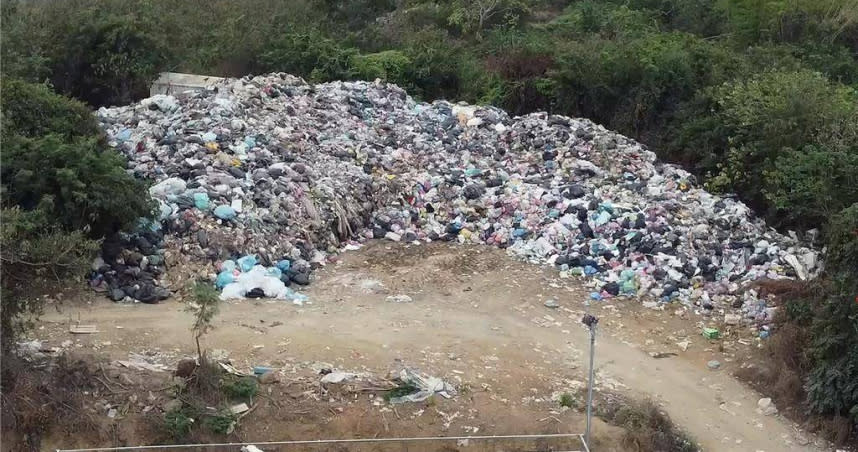 屏東小琉球垃圾堆置2個多月無法清運，垃圾堆積如山，鄉公所連續6度招標都流標，預計下周將再度招標。（圖／民眾提供）