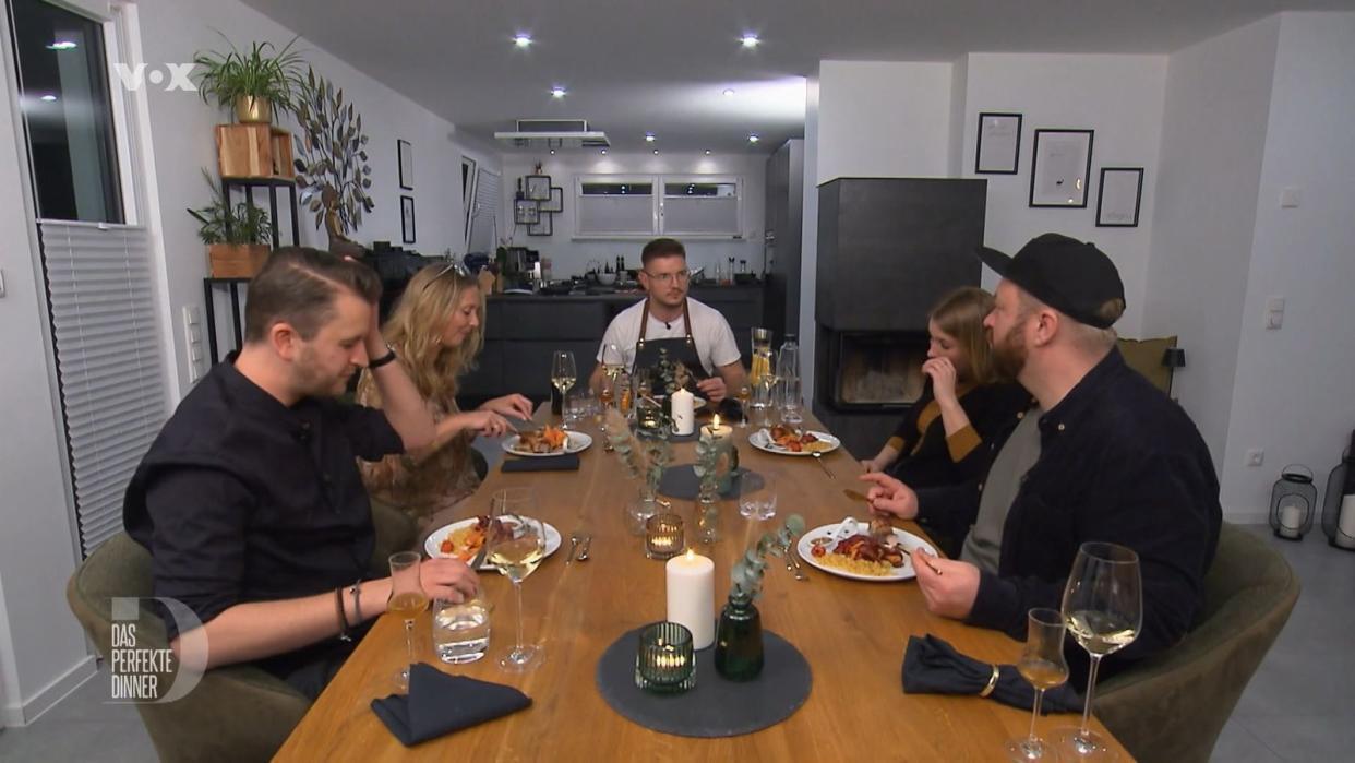 Der Karottensalat spaltet die Gemüter, von links: Yannick, Annette, Gastgeber Patrick, Lisa Marie und Alex.
 (Bild: RTL)