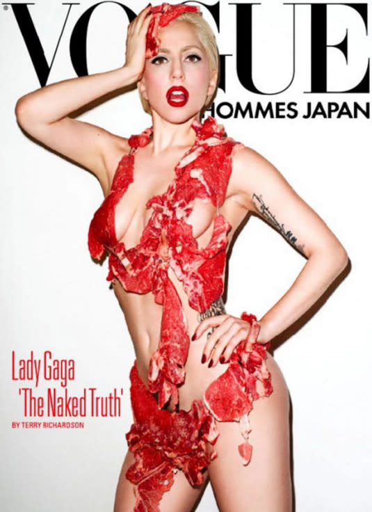 Pour l’excentrique édition japonaise, Lady Gaga se pare de steaks crus. Tollé général. C’était en 2010, par l’irremplaçable Terry Richardson.