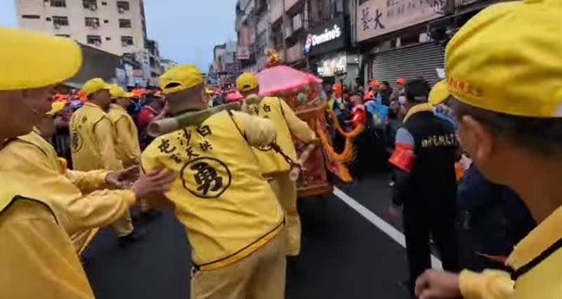 白沙屯媽祖行經大甲區順天路時，鑾轎突然在路中180度大迴轉，接著就停在一戶人家門口。（圖／翻攝自白沙屯媽祖網路電視台YouTube）