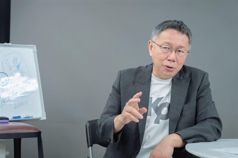 柯文哲自己說更愛台灣了。也強調「江湖在走社群FB、YT、IG一定要有」。（圖／商周出版提供）