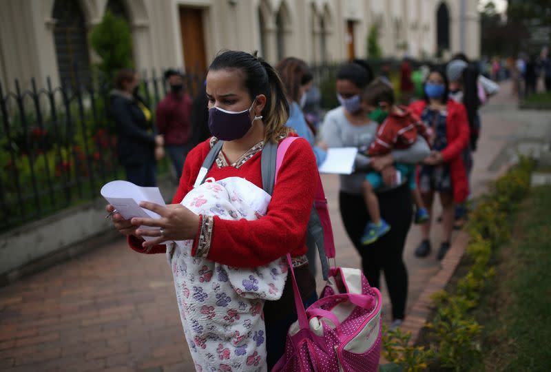 Foto de archivo. Migrantes venezolanos hacen fila para recibir ayuda alimentaria donada por funcionarios de la embajada en Bogotá del líder opositor venezolano Juan Guaido, a quien muchas naciones en medio de la pandemia de COVID-19 en Bogotá