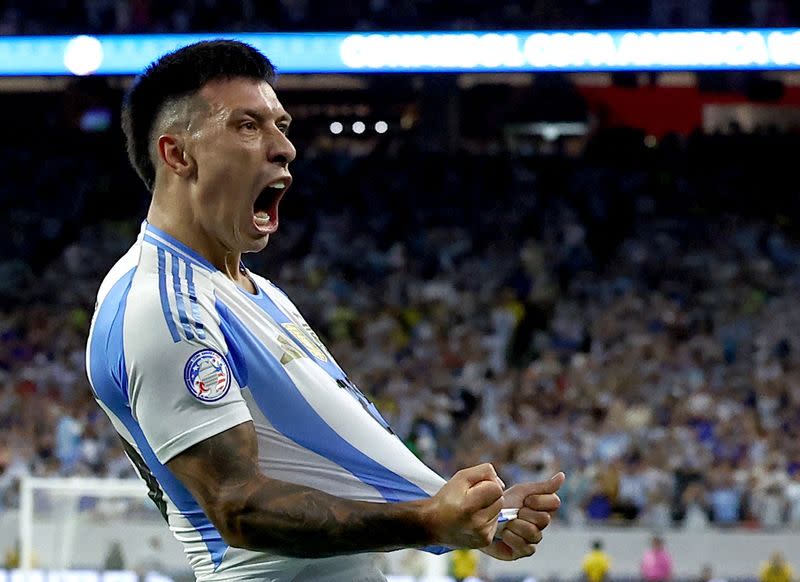 Foto del jueves del defensor de Argentina Lisandro Martinez celebrando tras marcar ante Ecuador