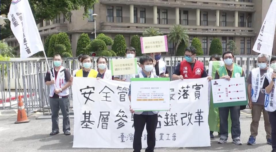 台鐵產業工會5月1日勞動節，在行政院門口召開記者會，呼籲台鐵改革應讓基層參與。(林詠青 攝)