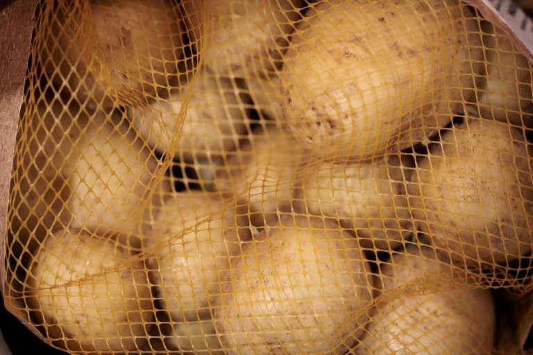 Des filets de pommes de terre au rayon fruits et légumes d'un supermarché Lidl, à Chatenay-Malabry, en France, le 31 mai 2023 (JOEL SAGET)