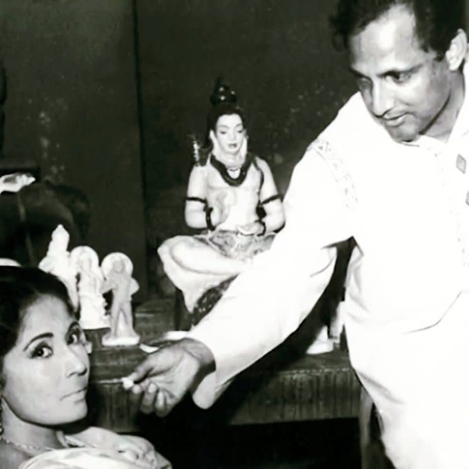 Meena Kumari and director Sawan Kumar Tak on the set of Gomti Ke Kinare