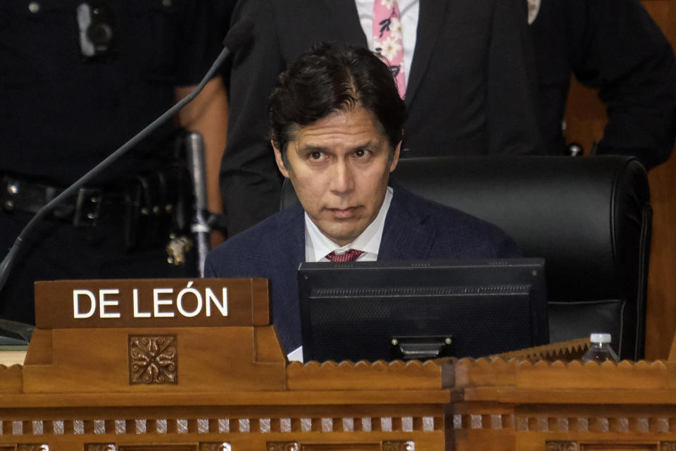 El concejal Kevin de León ocupa su asiento durante la reunión del Concejo Municipal de Los Ángeles, en Los Ángeles, el martes 13 de diciembre de 2022. (AP Foto/Ringo H.W. Chiu)