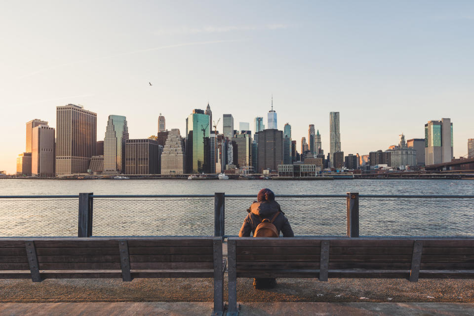 Una persona contempla Manhattan.