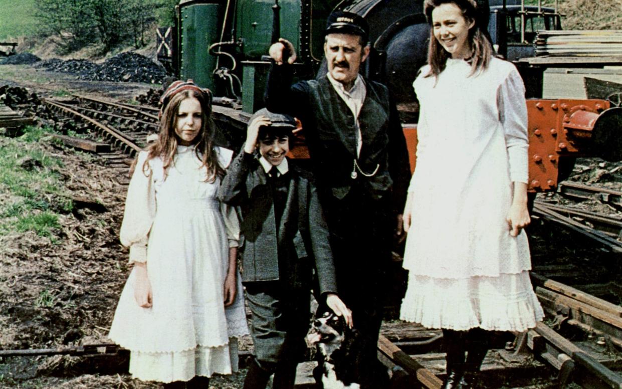 Sally Thomsett, Gary Warren, Bernard Cribbins and Jenny Agutter in The Railway Children - Allstar