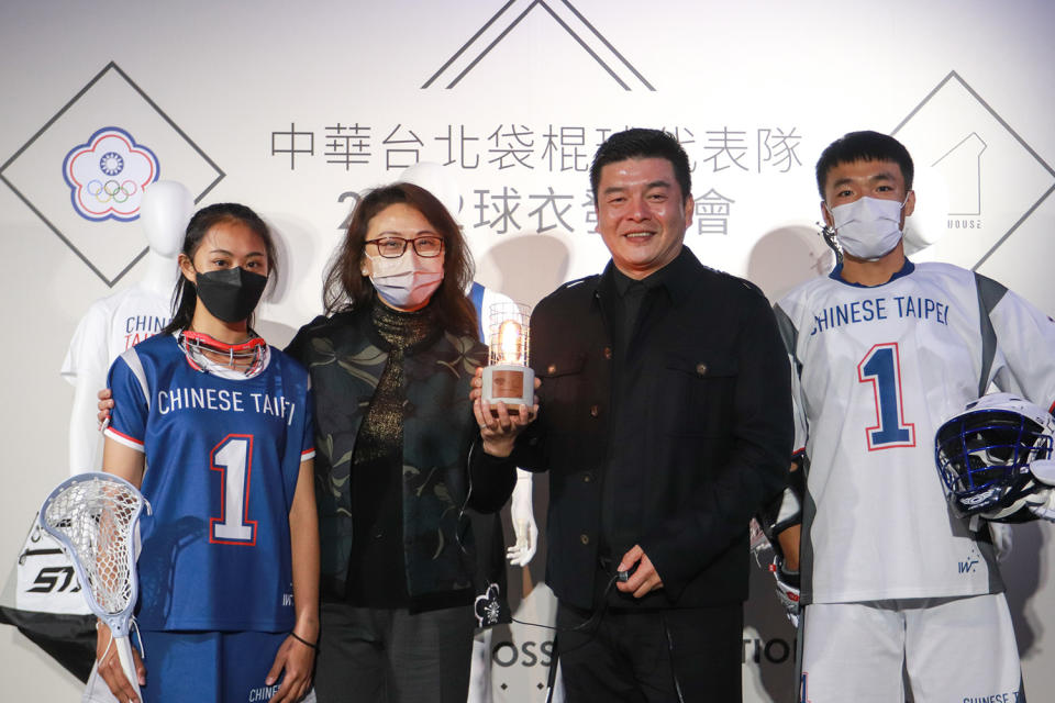中華民國袋棍球協會理事長林雅貞（左二）特別致贈燈座予WON.HOUSE董事長叢鋼滋（右二），象徵WON.HOUSE為袋棍球協會點了一盞明燈。（圖/袋棍球運動協會提供）