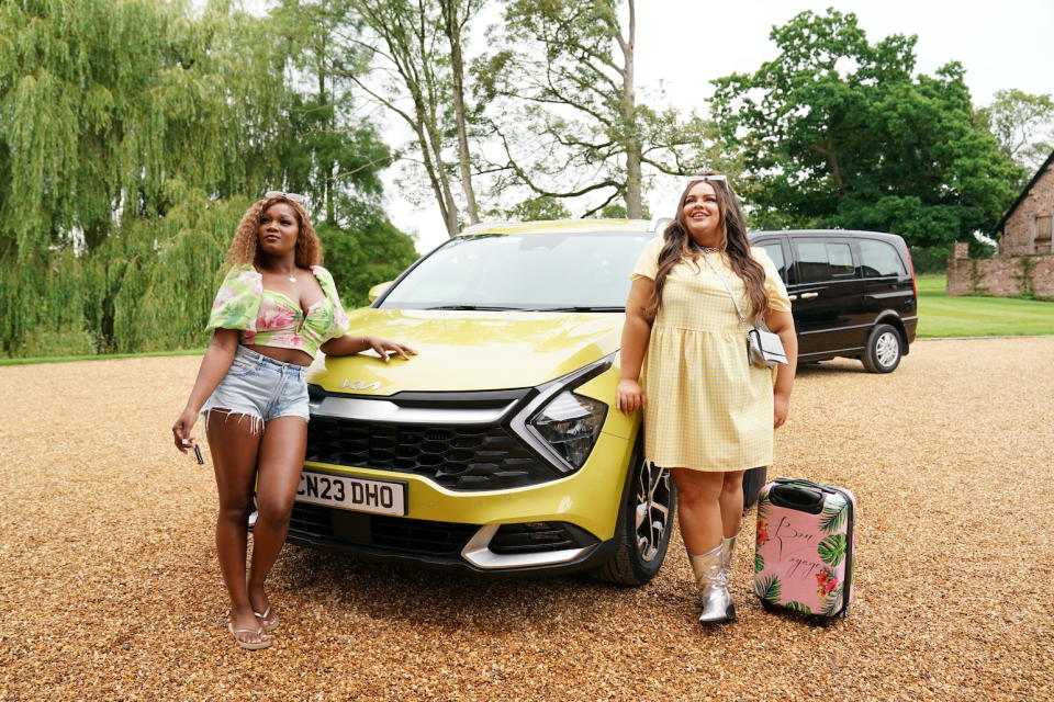 Zoe Anderson and Lizzie Chen-Williams arriving at the mansion