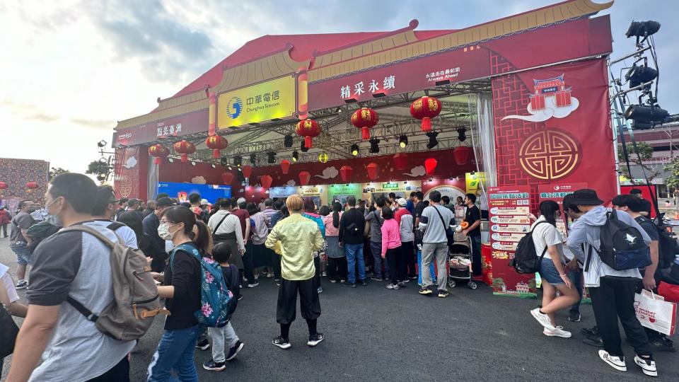 ▲中華電信於台灣燈會現場設攤，有一系列5G體驗和限定優惠，吸引民眾紛紛前往。