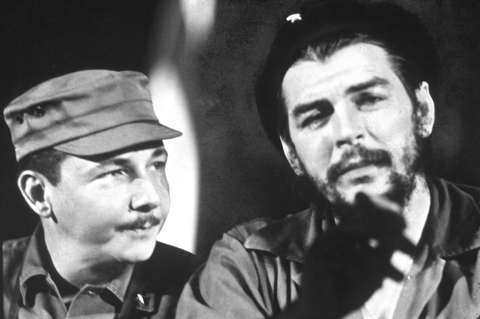 Raúl Castro (a la izquierda) y Ernesto Che Guevara juntos el 1 de enero de 1964.