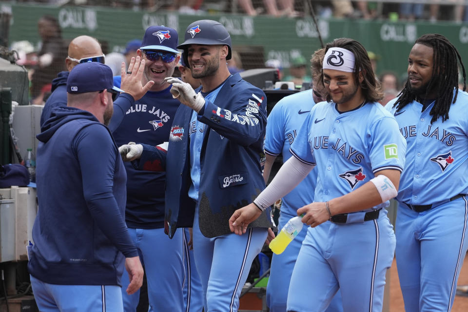 Toronto Blue Jays' Kevin Kiermaier, center, celebrates with teammates at the dugout after hitting a solo home run against the Oakland Athletics during the fifth inning of a baseball game Saturday, June 8, 2024, in Oakland, Calif. (AP Photo/Godofredo A. Vásquez)