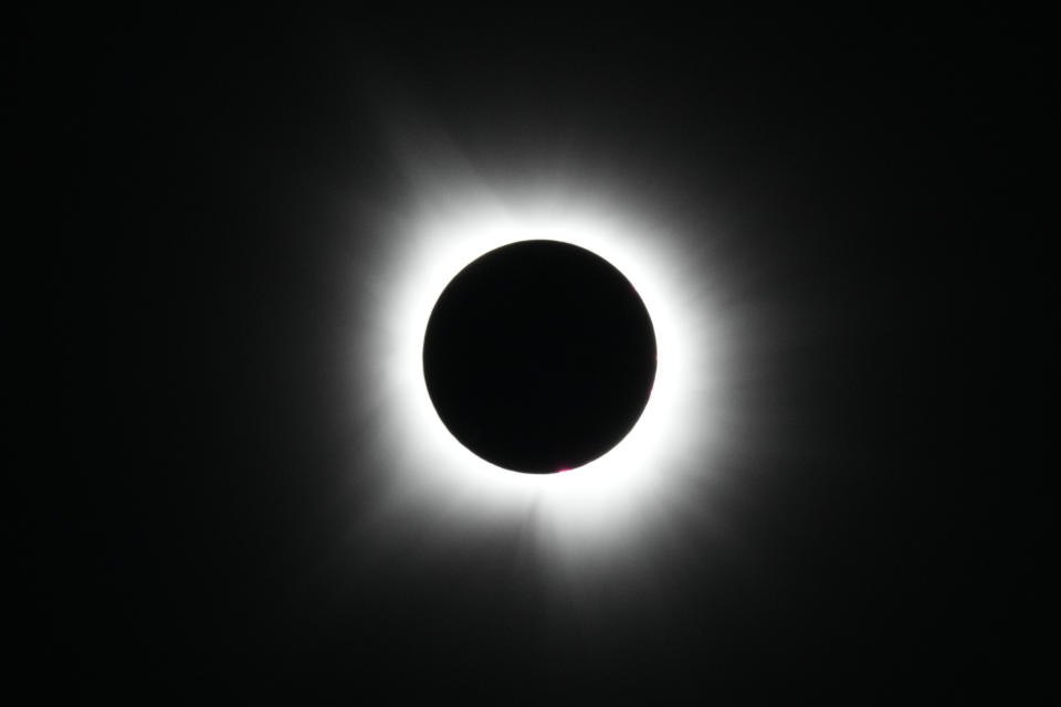 Un eclipse total de Sol, el lunes 8 de abril de 2024, en Arlington, Texas. (AP Foto/Julio Cortez)