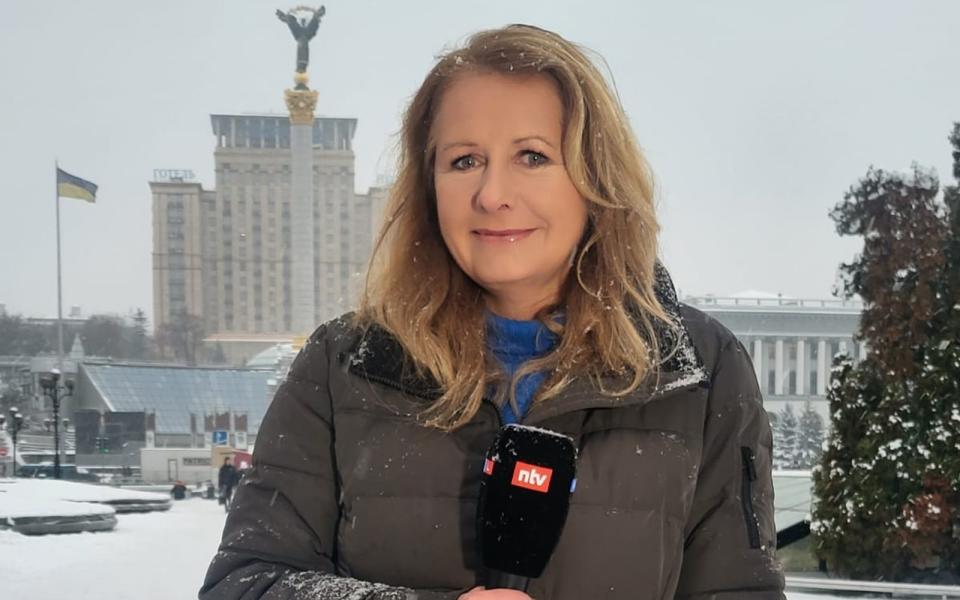 Seit 30 Jahren berichtet Nadja Kriewald für ntv und RTL, vorwiegend aus dem Ausland. Das vergangene Jahr verbrachte sie dienstlich vor allem in der Ukraine. Zum Jahrestag des russischen Angriffes am 24. Februar zieht die erfahrene Journalistin Bilanz. (Bild: Nadja Kriewald)