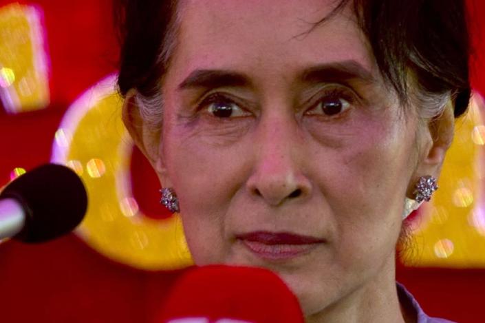 Myanmar opposition leader Aung San Suu Kyi speaks at a press conference in Yangon, on November 5, 2015 (AFP Photo/Romeo Gacad)