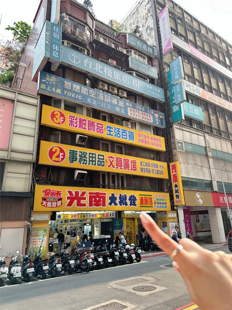 港妹隔4年來台「秒衝這間店」爆買：不去後悔！台灣人傻眼：這是觀光景點？