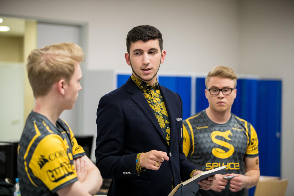 Splyce discusses strategy before their Regional Qualifier match (Riot Games/Lolesports)