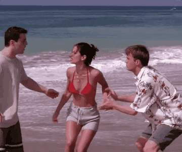 "Friends" cast on the beach and Monica gets a jellyfish sting