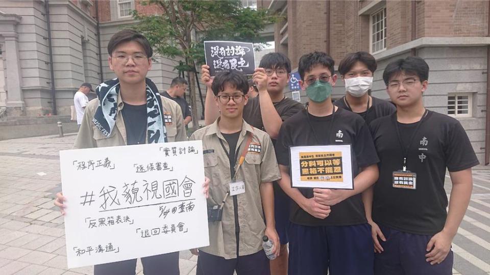 台南市24日的藐視國會抗議活動由台南一中3名高三生發起，左起為洪姓、蔡姓與劉姓學生，其餘為響應的同校同學。（程炳璋攝）