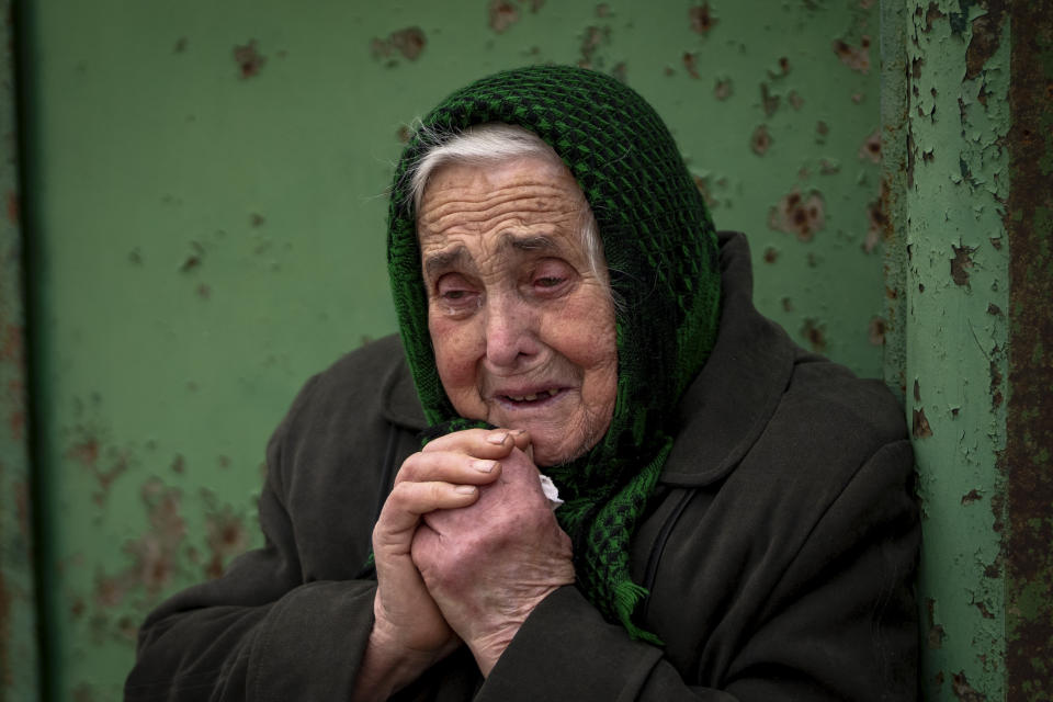 居住在巴赫姆特的老奶奶，看到殘破的家園忍不住傷心掉淚。(畫面來源：AP)