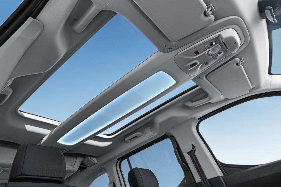 任憑自然光源灑落的Modutop車型全景式玻璃車頂，中央更縱貫了透明儲物空間可收納輕型物件。