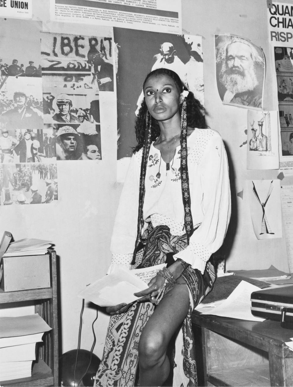 <p>1966 – DONYALE LUNA – FASHION – First African-American model to appear on a Vogue Magazine cover (British Vogue). — American model and actress Donyale Luna (1945 – 1979) in Italy, 1973. On the wall behind her are pictures of Mahatma Gandhi and Karl Marx. (Keystone/Hulton Archive/Getty Images) </p>