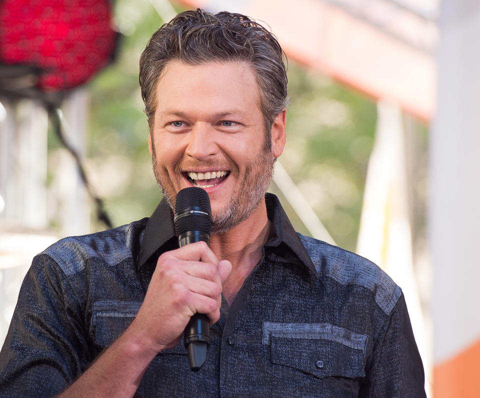 <p>2017 darf sich wieder ein Sänger über die Krone freuen: Country-Sänger und “The Voice”-Coach Blake Shelton ist der amtierende “Sexiest Man Alive” und nimmt den Titel mit trockenem Humor entgegen: “Euch müssen wohl die Leute ausgehen.” Seine Freundin Gwen Stefani hat ihn eigenen Angaben zufolge überreden müssen, die Ehre anzunehmen. (Bild: Charles Sykes/Invision/AP) </p>