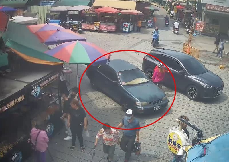 轎車停在攤販前等待，一名女子從副駕駛座上車後，車子卻突然加速暴衝。（圖／翻攝畫面）