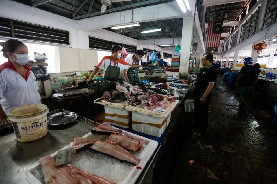 Customers observe social distancing at the Taman Selamat Wet Market in Bukit Mertajam March 25, 2020. — Picture by Sayuti Zainudin