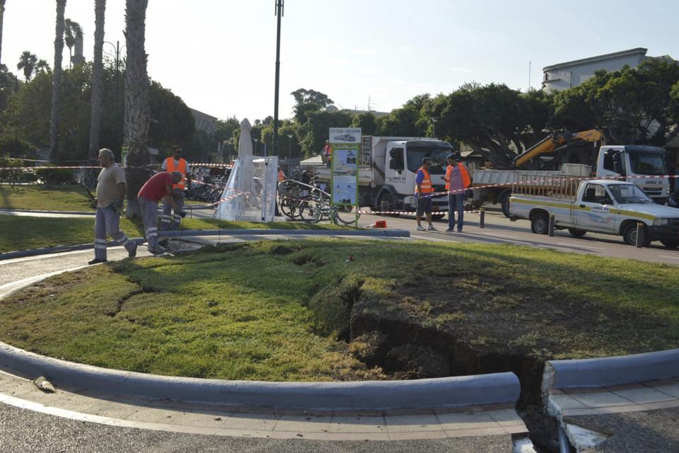 <p>El terremoto ocurrido en la madrugada de este viernes ocasionó daños en diferentes estructuras de la isla. También en tiendas, restaurantes y viviendas. Decenas de personas resultaron heridas. (FOTO: EFE) </p>