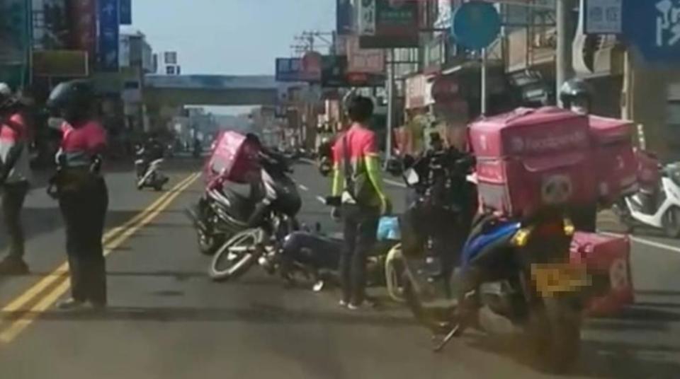 雲林一名外送員與機車騎士擦撞，其他外送員停車幫忙。（圖／翻攝自翻攝自虎尾人俱樂部、虎尾人(讚)出來臉書）