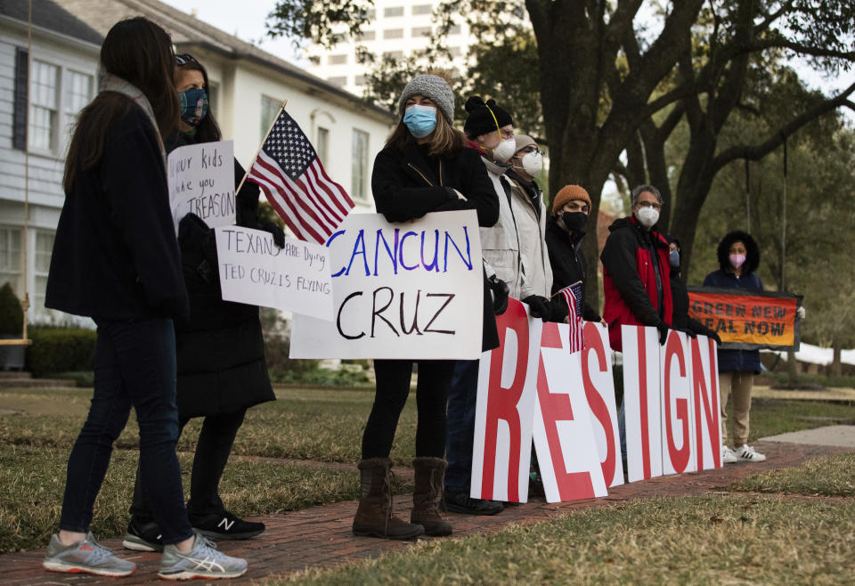 Manifestantes protestan frente a la casa del senador Ted Cruz el jueves 18 de febrero de 2021 para exigir su renuncia porque se fue de vacaciones a México, en Houston. (Marie D. De Jesús/Houston Chronicle vía AP)