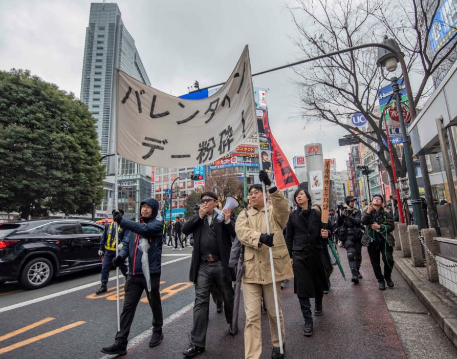 「革命性魯蛇同盟」每年聖誕節、情人節都會上街抗議。（圖／革命的非モテ同盟@推特）