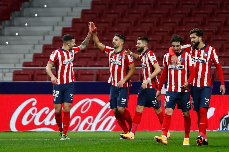 Luis Suárez celebra con sus compañeros del Atlético tras anotar en el triunfo 1-0 sobre Getafe en el el Wanda Metroplitano.