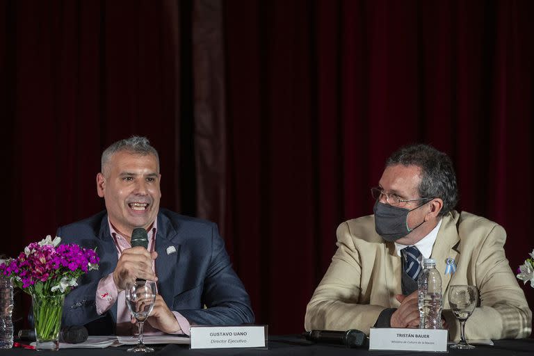 Gustavo Uano, director del Instituto Nacional del Teatro, con el ministro de Cultura de la Nación, Tristán Bauer, durante la presentación del encuentro federal que tuvo lugar en el Cervantes