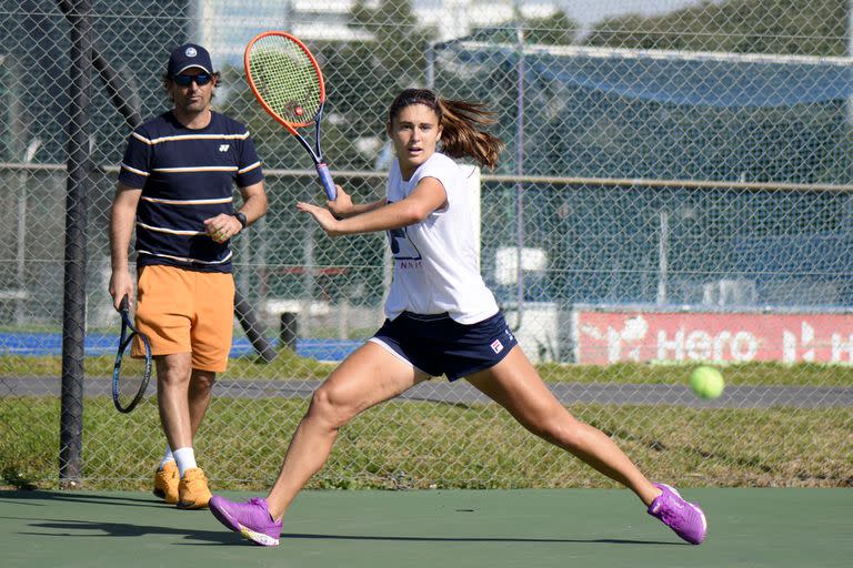 Escena de un ensayo de Julia Riera, seguida de cerca por su coach, Juan Martín Aranguren 