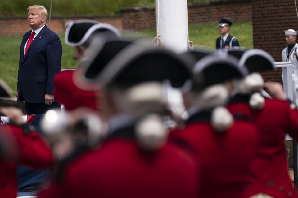 El presidente Donald Trump participa en una ceremonia del Día de los Caídos en Guerra en el Monumento Nacional y Santuario Histórico Fuerte McHenry, el lunes 25 de mayo de 2020, en Baltimore. (AP Foto/Evan Vucci)