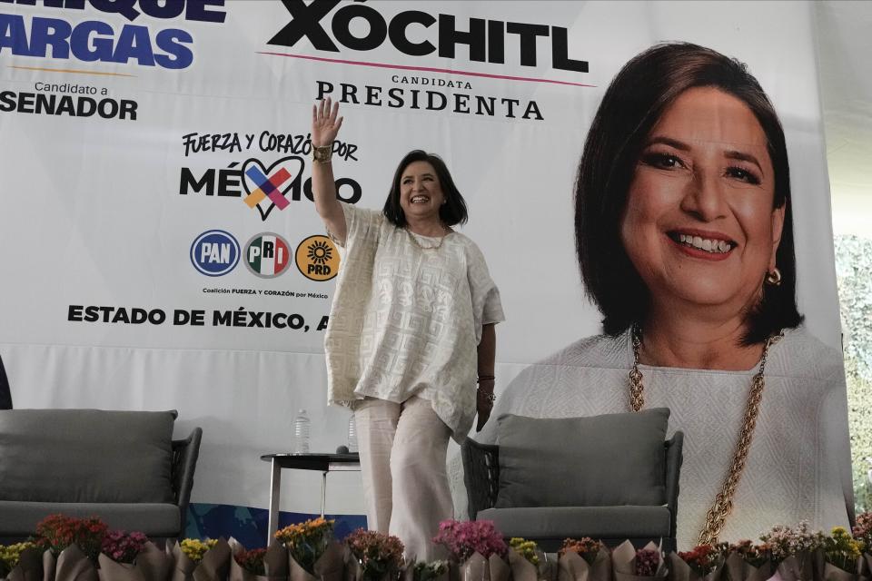 ARCHIVO - La candidata presidencial Xóchitl Gálvez saluda a sus seguidores en un acto de campaña en Huixquilucán, México, el 11 de abril de 2024. Ella es la aspirante de una coalición integrada entre otras organizaciones por el PRI, que gobernó México durante 71 años, y empezó su campaña como un fenómeno político con el favor de las élites económicas del país. Su popularidad fue declinando. (AP Foto/Marco Ugarte, Archivo)