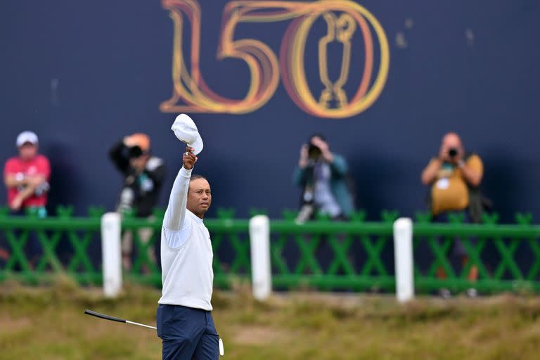 El saludo de Tiger Woods al público que lo esperaba en el hoyo 18 de St. Andrews, la cancha donde se disputa el British Open