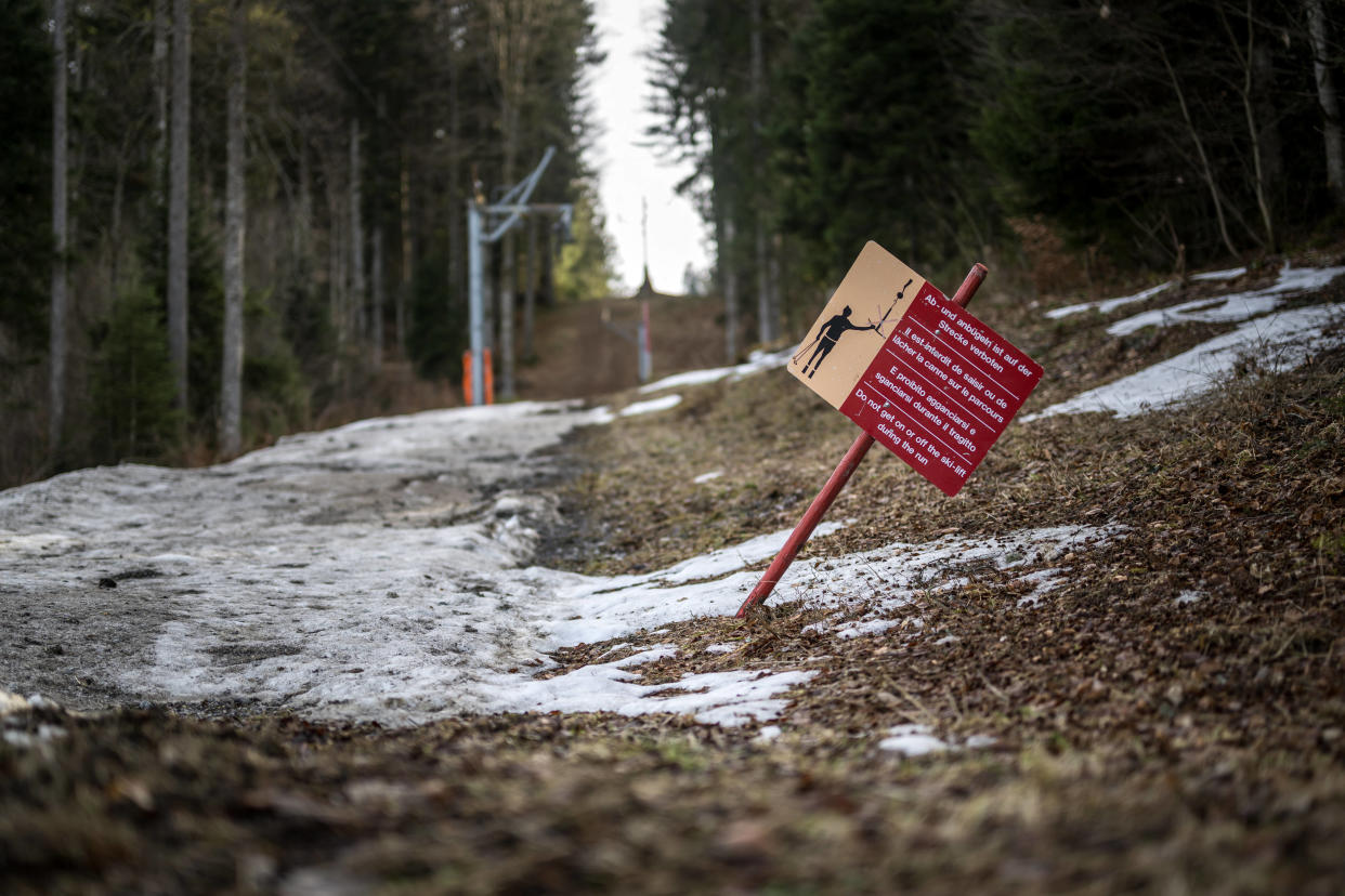 De la neige est attendue dans les Alpes du sud ce samedi 9 mars, mais la saison n’a pas été bonne partout (photo d’illustration montrant un téléski fermé le 6 février 2024 dans la station de basse altitude des Paccots, dans les Alpes).