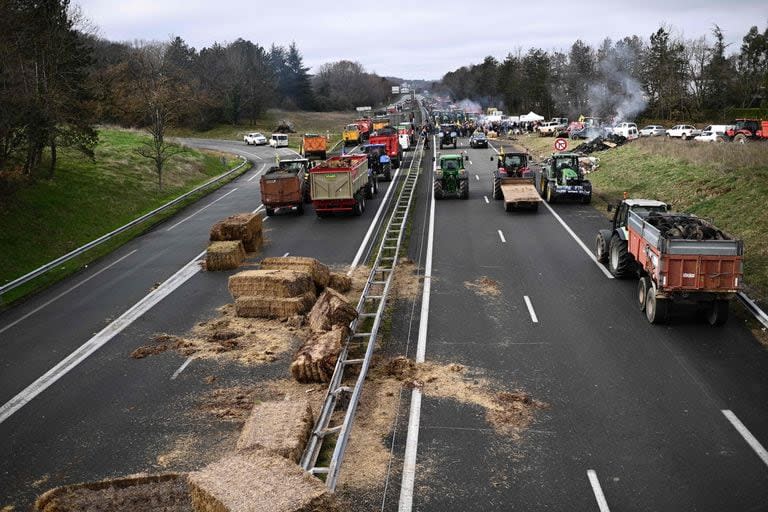 El fardo puesto por los agricultores bloquea la autopista A62 para protestar por los impuestos y la disminución de los ingresos, cerca de Agen, el 23 de enero de 2024.