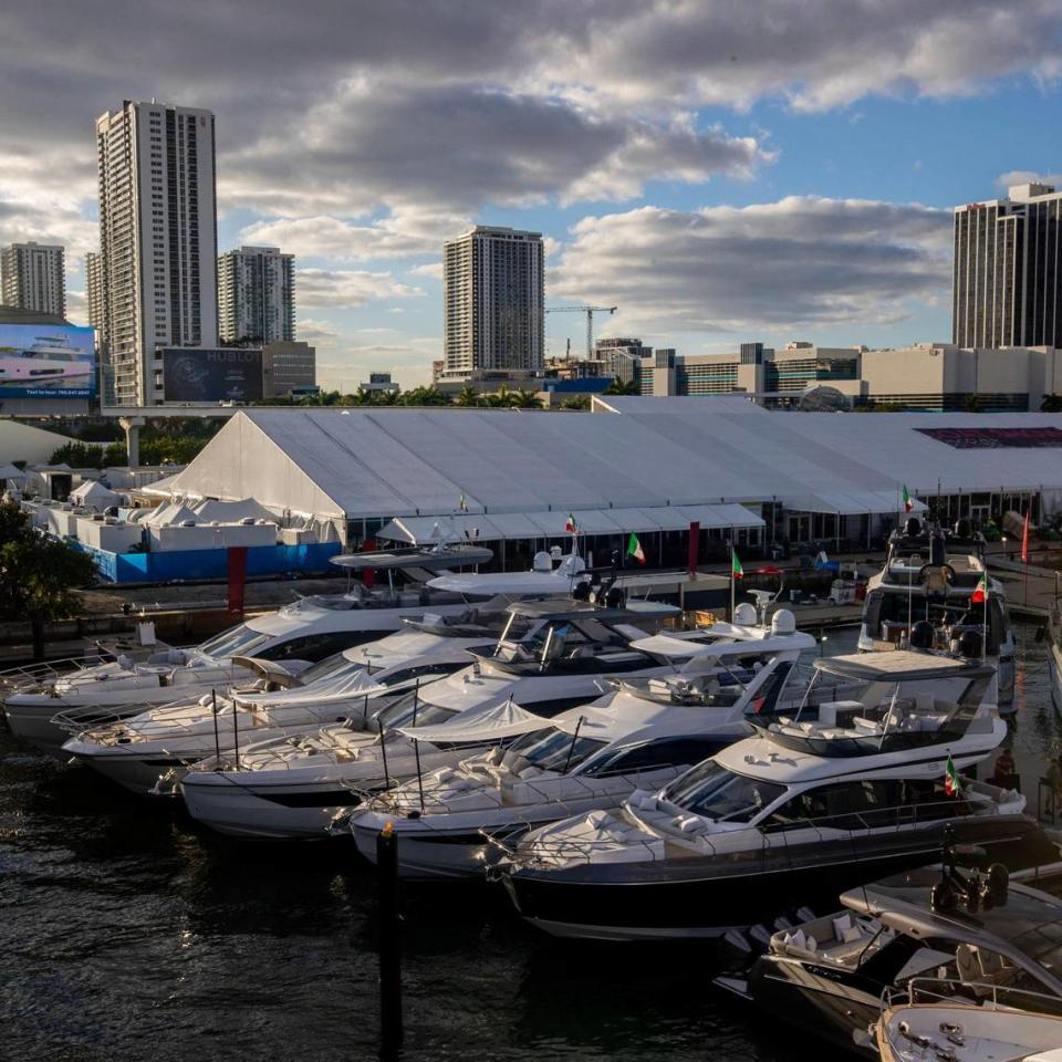 Vista desde el viaducto McArthur del puerto deportivo temporal y los amarres para barcos instalados en la Bahía de Biscayne durante el Miami International Boat Show en One Herald Plaza en Downtown Miami, Florida, el martes 14 de febrero de 2023.